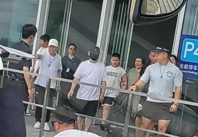 郭德纲一家现身上海,王惠目测有200斤,10岁郭汾阳面部表情怪异