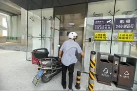 电瓶车乘“梯”上桥！七都大桥有了非机动车“专用电梯”图片