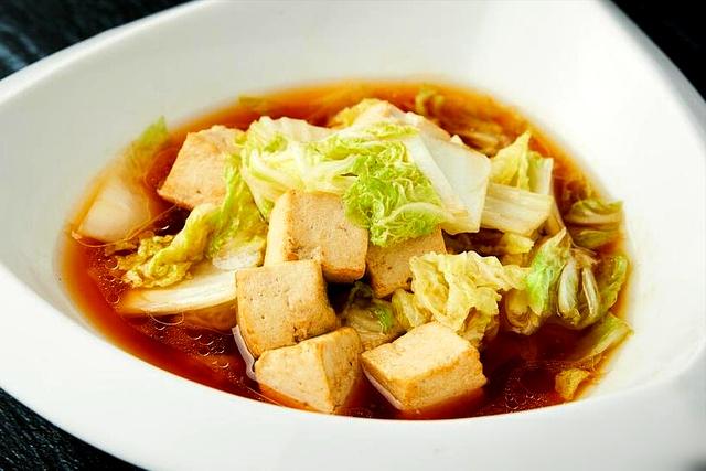 白菜炖豆腐	，先炒白菜还是豆腐？大厨教你正确顺序，鲜香又入味
