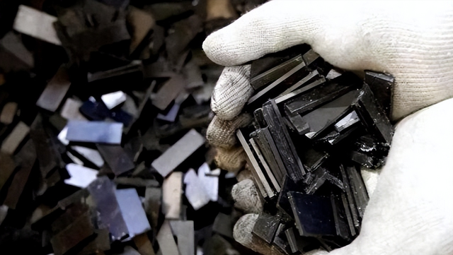 出大事了，美俄同时警告日本，中国对日本打出王牌，高市开始急了