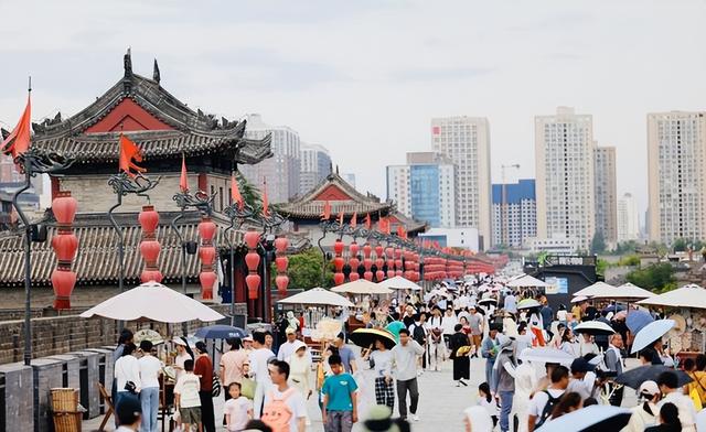 暑假西安城墙旅游热 迎宾开城仪式带领“穿越古今”