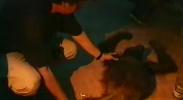 被锁暗室6年：剃毛穿丝袜当玩物，惨状撕开人类伪善面具