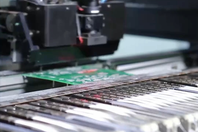 不许中国一家独大，特朗普联合8国在白宫签字，要废中国王牌