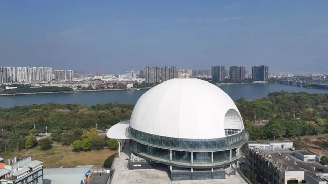 奇葩还是艺术？广东一小镇砸4.5亿，“一顶大帽子”扣成了新地标