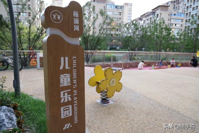 实拍江苏苏州昆山花桥梅浦河海绵城市公园，“会呼吸”的绿地