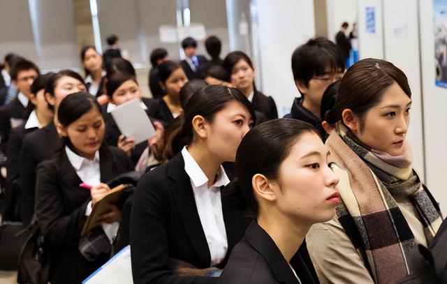 不到48小时，高市大反转，支持率飙升至92.4%，日本发生了什么？