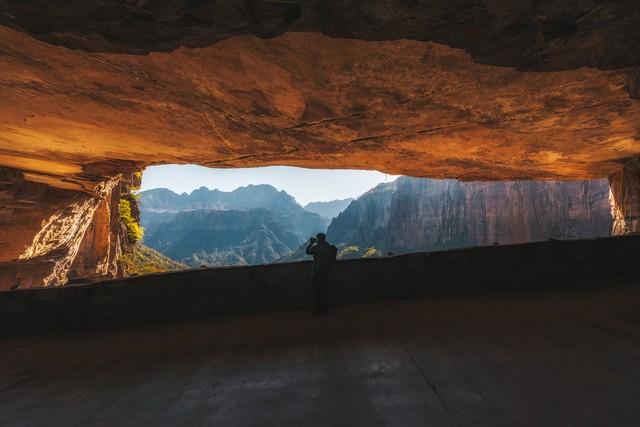 大量美国游客涌入新乡	，打着旅游幌子不去旅游不吃美食，为啥来？