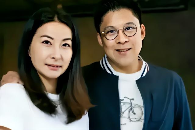 没想到，让43岁郭晶晶发愁的，不是自己三个孩子，而是42岁的二弟