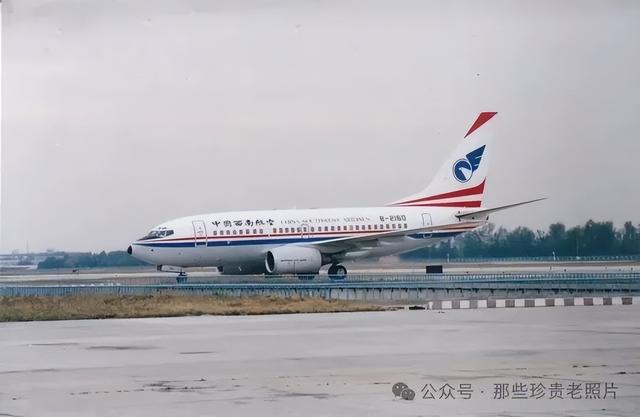 2002年，北京首都机场的飞机