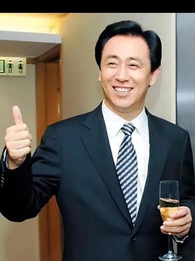 许家印有多张狂，从他的名片就看出他嚣张跋扈的本色