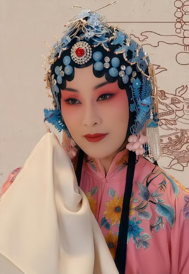 京剧名家张火丁：走红后在单位受排挤，富豪丈夫离世后她现状如何