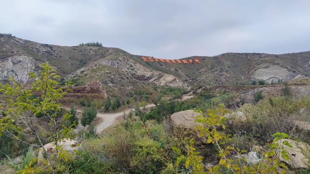 闲逛包头大青山南坡笸箩铺景点，去时一人，景区也一人，有点荒野