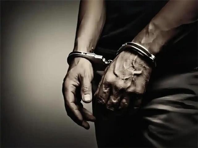 一个都跑不掉！华为600万年薪高管，带13人偷芯片，如今下场解气