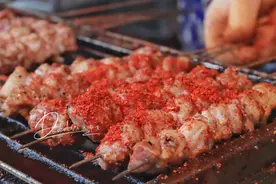 笑翻了！央视网文旅点名日日鲜，日日鲜提前开业：老板一脸苦瓜相图片