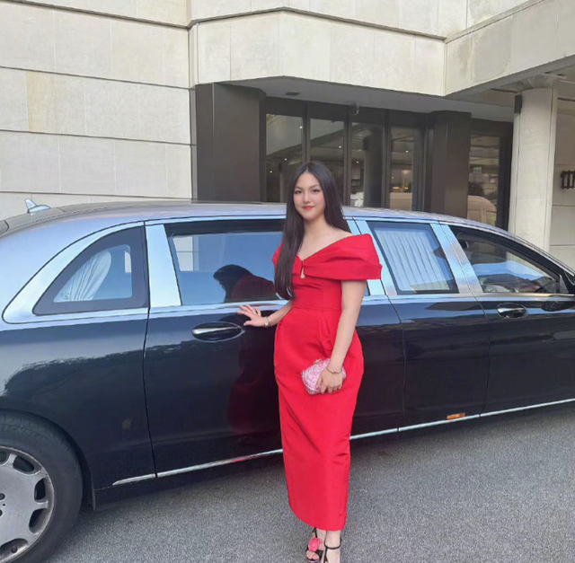 李湘怒了，与前夫女儿买高奢被拍，三人体型都很胖 王诗龄满脸