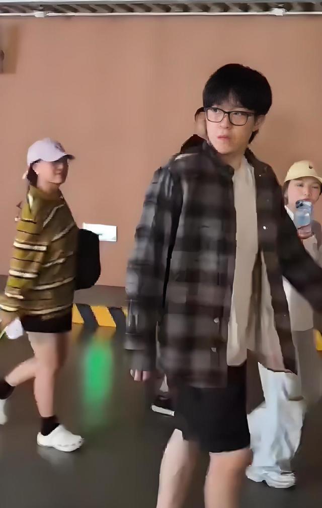 王楚钦遭尾随并追要微信！此人被曝光：45岁单身，想嫁成功人士