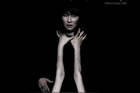 《蝙蝠》神父异变病毒之吻下的不伦恋，诅咒下的吸血鬼之恋图片
