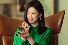 先演靳东秘书，再演刘亦菲老板，39岁朱珠用风情万种艳压女主！图片