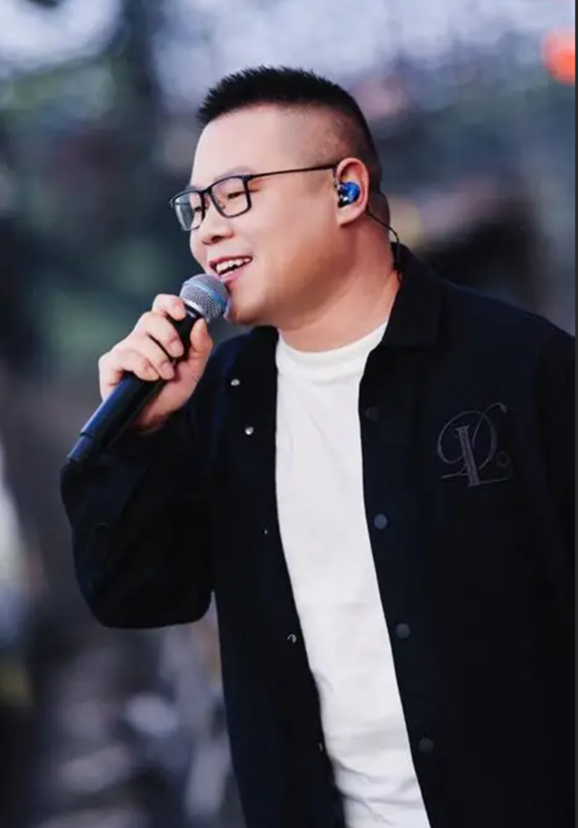 震惊！岳云鹏北京演唱会火爆开唱 跨界融合相声与音乐引热议