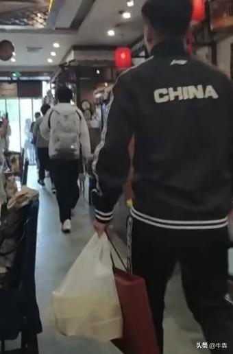 王楚钦去玉桥餐厅一不小心和孙颖莎“同框”了，打包又引球迷猜测