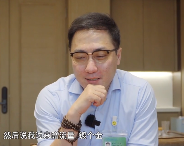 董明珠回应绯闻，王自如被众人嘲讽，网友挖出他办公室藏避孕套