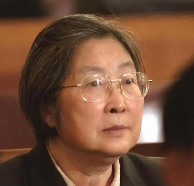 毛主席追悼会上，长女李敏罕见发火质问：我哥哥毛岸成人呢？