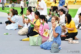 大批游客奔赴皇家田广场瞻仰北京佛牙舍利！政府开通2条专线巴士图片