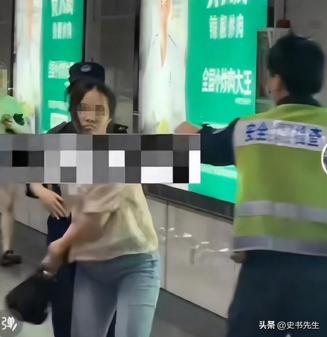 女子地铁殴打安检员后续：真容曝光，当事人获表扬，下场大快人心