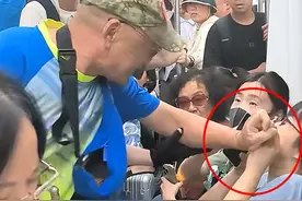 解气！老人强迫女孩让座后续！警方介入，老头被抓，网友:活该！图片