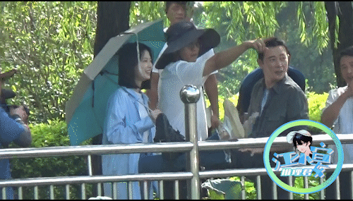 离婚传闻真相大白？罗晋父亲去世揭开谜底，唐嫣IP上海引发争议