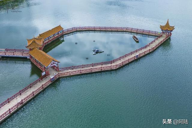 可惜,如此精彩的海心亭却空无一人,俨然成了洱海最孤独的景点