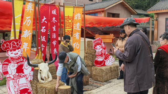秋假爆款！西昌大石板古村热闹出圈，彝风盛宴嗨不停
