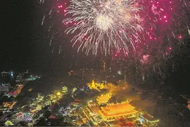 近万名两岸同胞欢聚湄洲岛跨年祈福图片