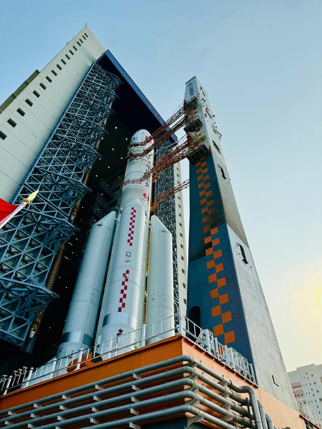 杨利伟圆飞天梦后，33年航天跨到空间站时代，2030年登月稳了