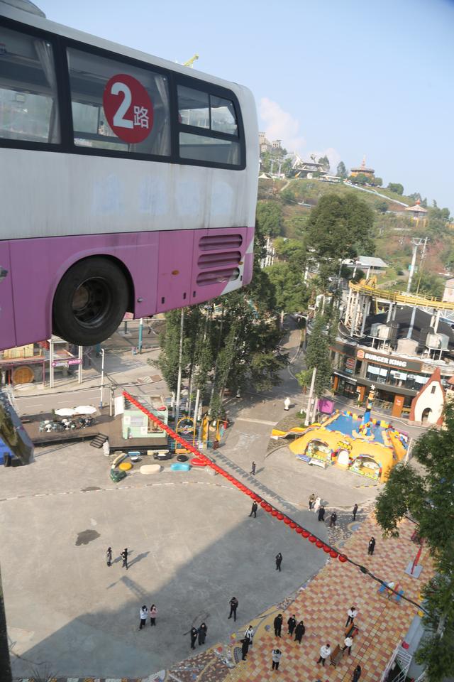 魔幻重庆再升级！美心红酒小镇复刻“8楼停车”，变身8D新地标