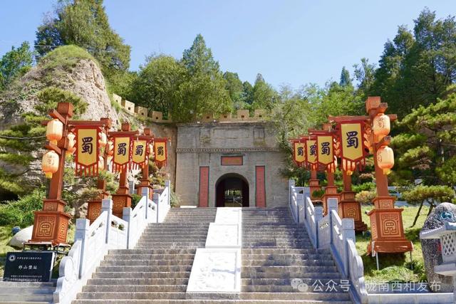 一祠承文脉，满园忆三国。