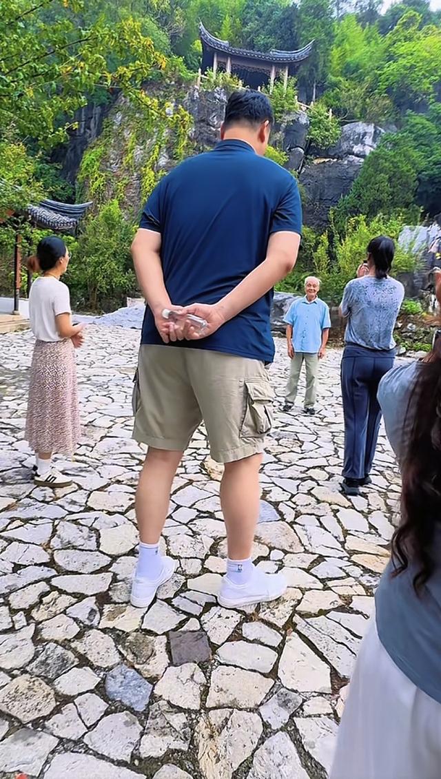 姚明国庆带一家人江苏旅游	，女儿姚沁蕾15岁身高1米93打扮太成熟