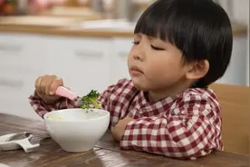 小屁孩怎么坐上席？图片