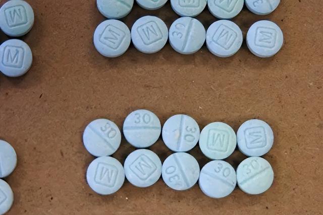 特朗普举着孩子照片，向哭泣的母亲承诺：我相信中国会执行死刑的