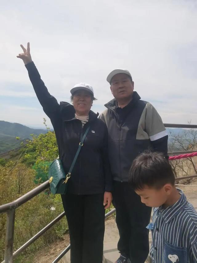 登上万里长城八达岭 | 作者 顾遵亚