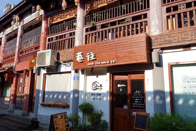 四川隆昌有一座石牌坊古镇，青石黛瓦间，解读牌坊背后的历史故事