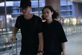 刘翔与妻子出行同框，全程十指紧扣，恩爱有加，让人羡慕不已。 ​​​图片