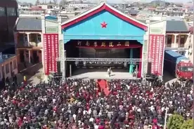 豫剧名家李树建在安阳农村演出，近万名群众到场观看！图片