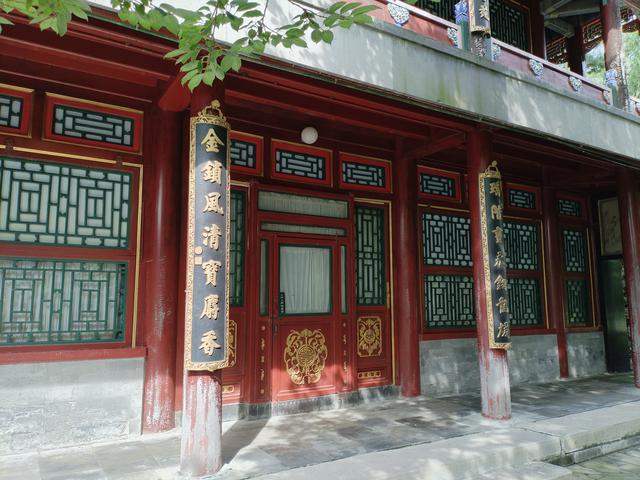为什么说 谐趣园 嘱新楼的对联可能是挂反了？