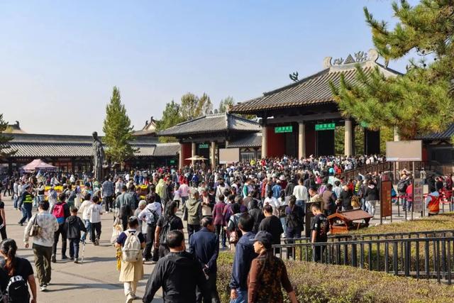 畅游大同！云冈石窟解锁“外籍友好模式”，扫码入园仅需几分钟