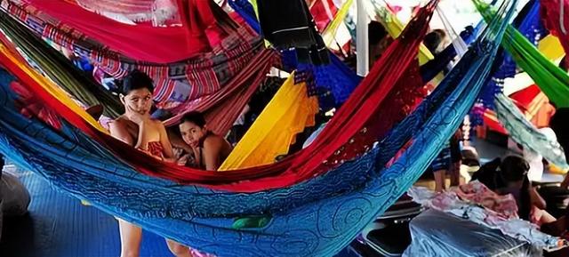 挤爆了！亚马逊河船吊床间距仅30厘米，像水上“拼床大巴”