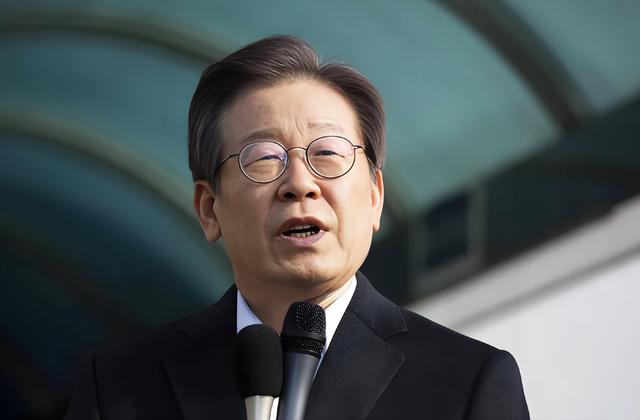 中美会谈结束不到24小时，特朗普再下一城，韩国“举白旗”：15%+4500亿，相比起高额关税，美国现在更想要钱