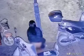奇葩！湖北一女子小区内随地大小便，还用旁边电动车的衣服擦拭图片