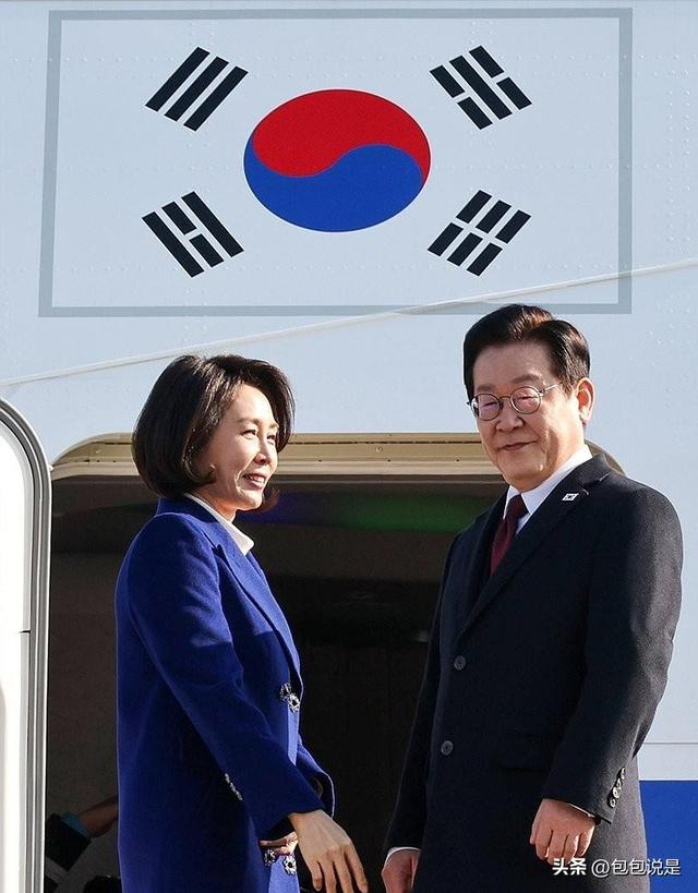 韩国第一夫人抵达北京啦！零下的气温光腿穿大衣，双排扣大衣很美