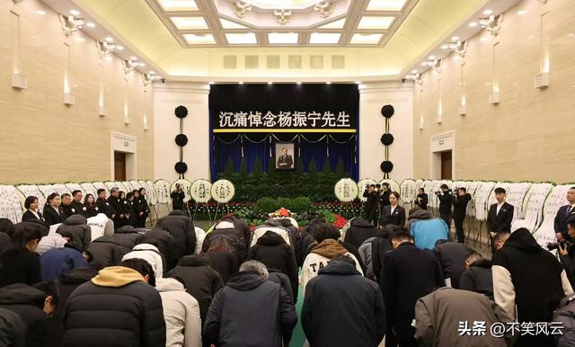 杨振宁身覆国旗，翁帆是家属代表站第一位，重量级好友也到场悼念